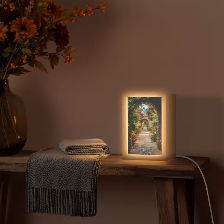 Doorkijk - Bloemen - Poort - Stenen Light Box met kabel (Tafellamp) klein -sfeer4