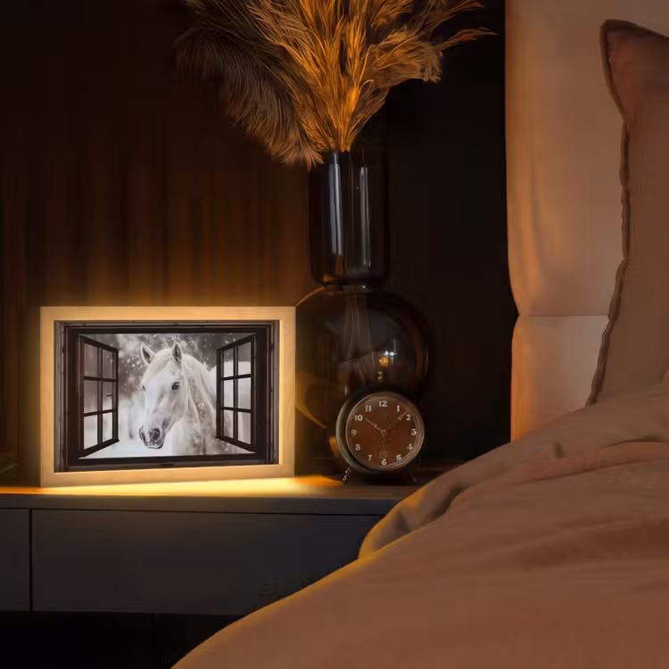 Doorkijk - Paard - Wit - Winterlandschap - Sneeuw Light Box met kabel (Tafellamp) klein -sfeer1