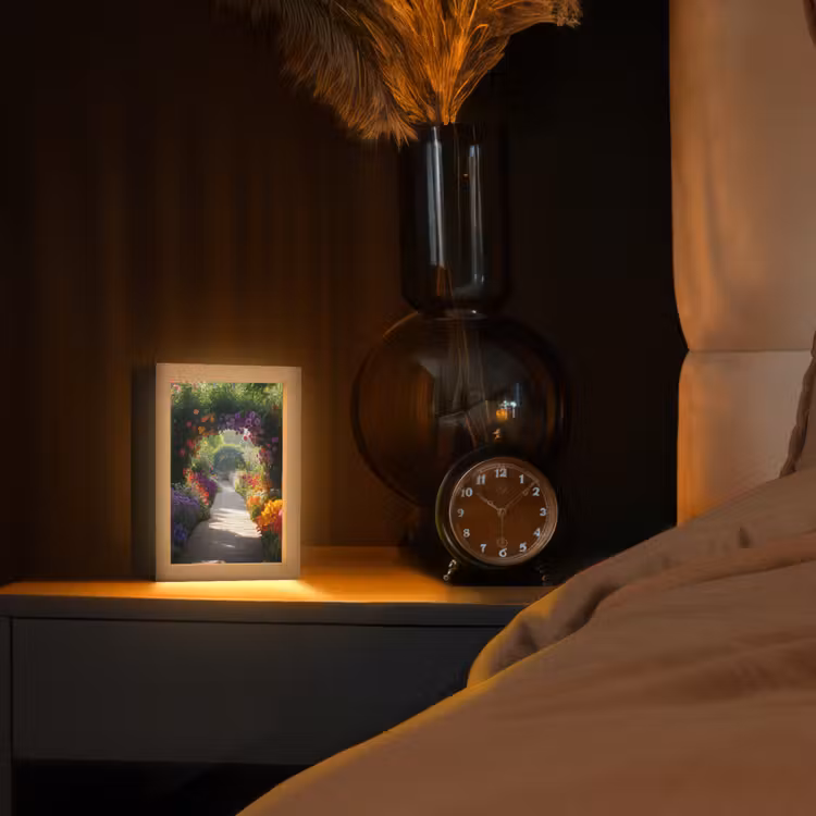 Doorkijk - Pad - Bloemen - Struik - Kleurrijk Light Box met kabel (Tafellamp) klein -sfeer1