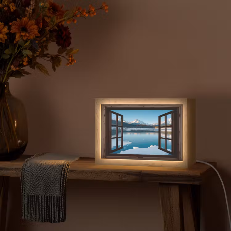 Doorkijk - Winterlandschap - Meer - Bergen - Uitzicht Light Box met kabel (Tafellamp) klein -sfeer4