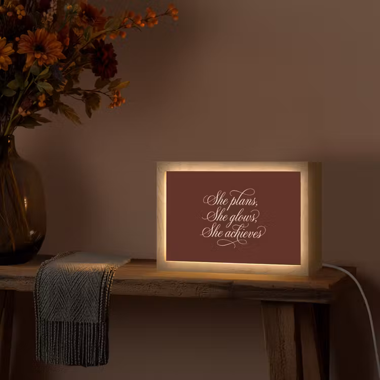 She plans she glows she achieves - Rood - Cursief Light Box met kabel (Tafellamp) klein -sfeer4