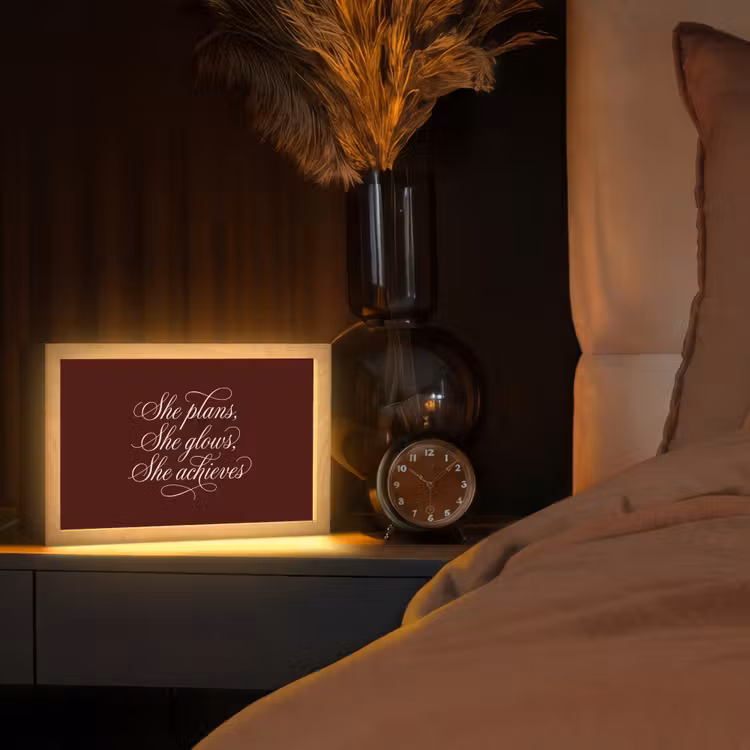 She plans she glows she achieves - Rood - Cursief Light Box met kabel (Tafellamp) klein -sfeer1