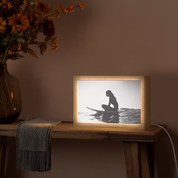 Silhouet - Vrouw - Surfplank - Water Light Box met kabel (Tafellamp) klein -sfeer4