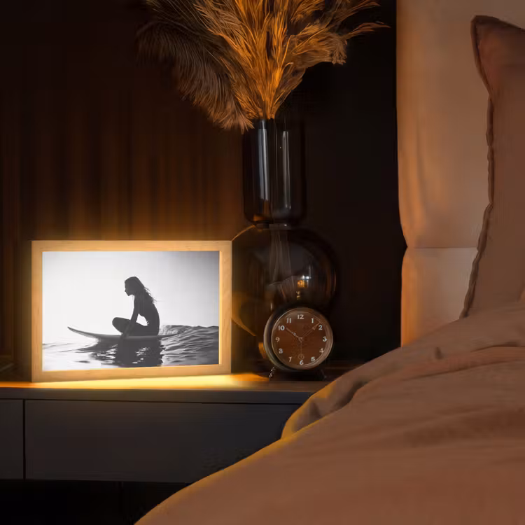 Silhouet - Vrouw - Surfplank - Water Light Box met kabel (Tafellamp) klein -sfeer1