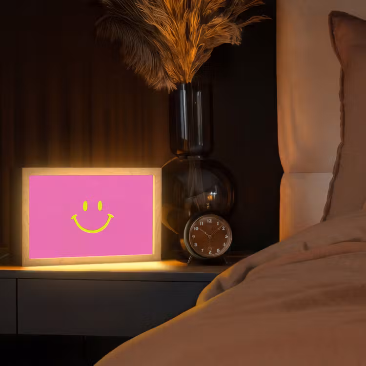 Smiley - Vrolijk - Roze Light Box met kabel (Tafellamp) klein -sfeer1