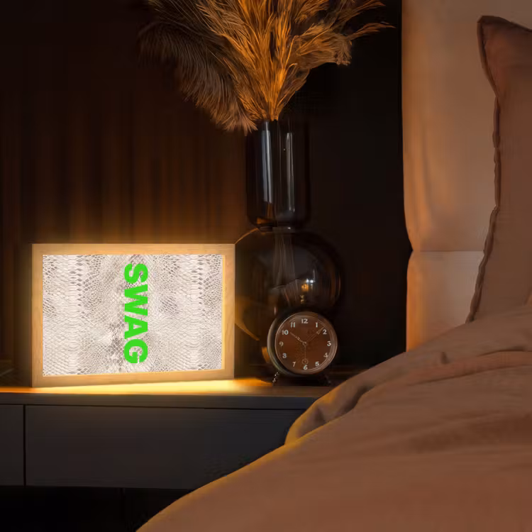Slangenprint - SWAG - Neon - Groen Light Box met kabel (Tafellamp) klein -sfeer1
