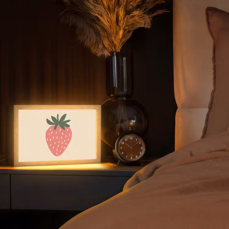 Aardbei - Minimalistisch - Rood - Fruit Light Box met kabel (Tafellamp) klein -sfeer1