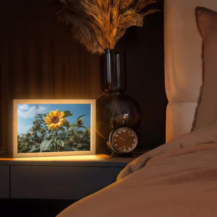 Zonnebloemen - Helderblauwer lucht - Gras Light Box met kabel (Tafellamp) klein -sfeer1