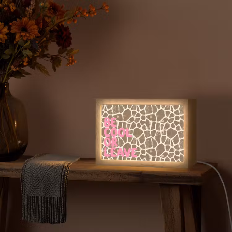 Tekst - Be cool or leave - Roze - Giraffenprint Light Box met kabel (Tafellamp) klein -sfeer4