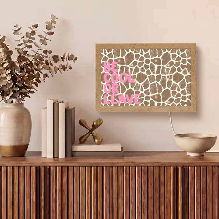 Tekst - Be cool or leave - Roze - Giraffenprint Light Box met kabel (Tafellamp) klein -sfeer2