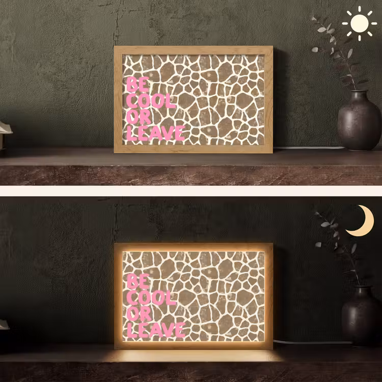 Tekst - Be cool or leave - Roze - Giraffenprint Light Box met kabel (Tafellamp) klein -sfeer3