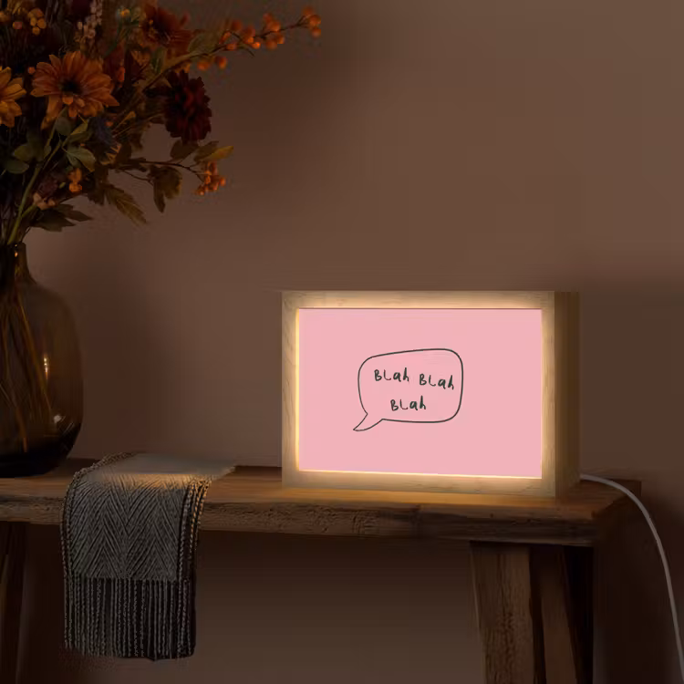 Tekstwolkje - BLAH BLAH BLAH - Roze Light Box met kabel (Tafellamp) klein -sfeer4