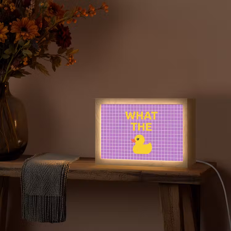 Tekst - Eend - Paars Light Box met kabel (Tafellamp) klein -sfeer4