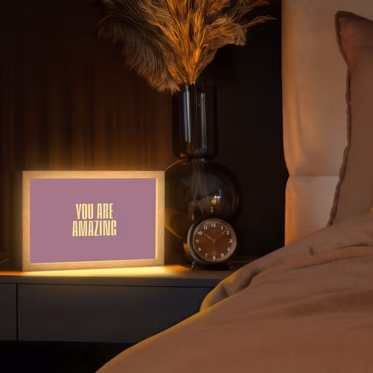 Tekst - Paars - Amazing Light Box met kabel (Tafellamp) klein -sfeer1