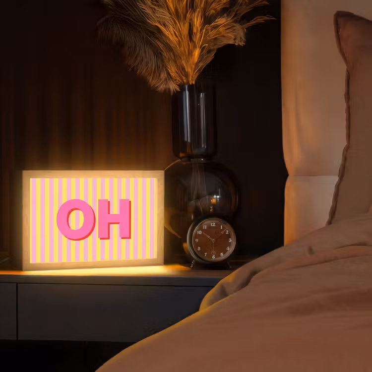 Tekst - Strepen - Roze Light Box met kabel (Tafellamp) klein -sfeer1
