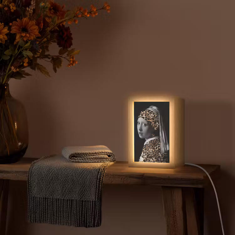 Het meisje met de parel - Johannes Vermeer - Panterprint Light Box met kabel (Tafellamp) klein -sfeer4