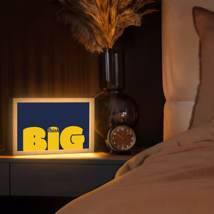 Think big - Blauw - Geel Light Box met kabel (Tafellamp) klein -sfeer1