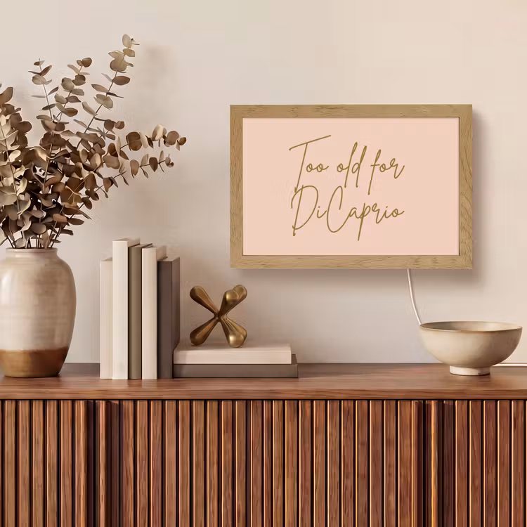 Too old for dicaprio - Roze - Groen Light Box met kabel (Tafellamp) klein -sfeer2