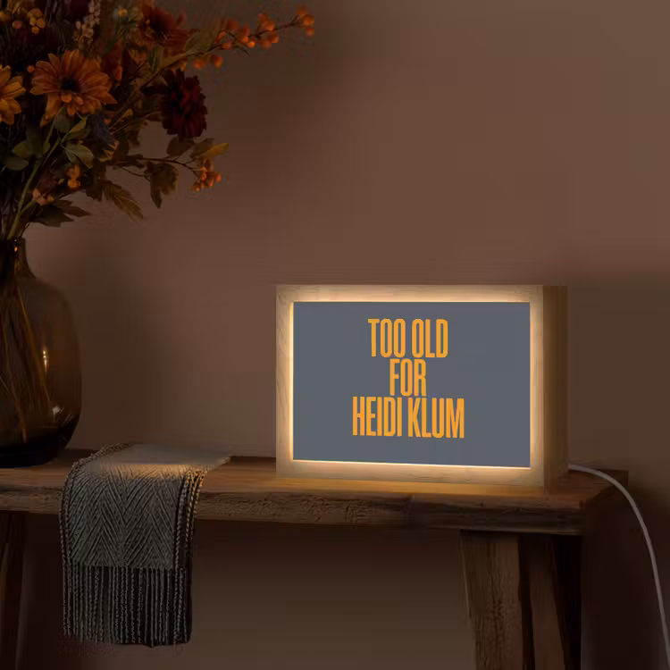 Too old for heidi klum - Geel - Blauw Light Box met kabel (Tafellamp) klein -sfeer4
