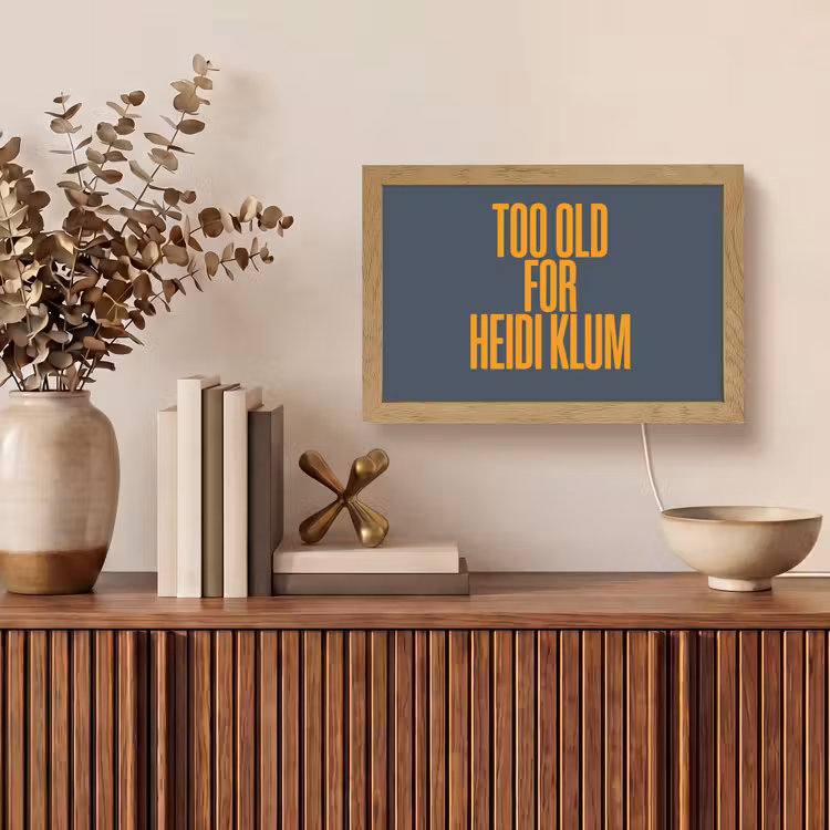 Too old for heidi klum - Geel - Blauw Light Box met kabel (Tafellamp) klein -sfeer2