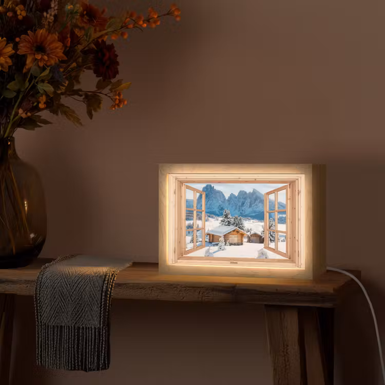 Doorkijk - Winterlandschap - Huisje - Bergen - Uitzicht Light Box met kabel (Tafellamp) klein -sfeer4