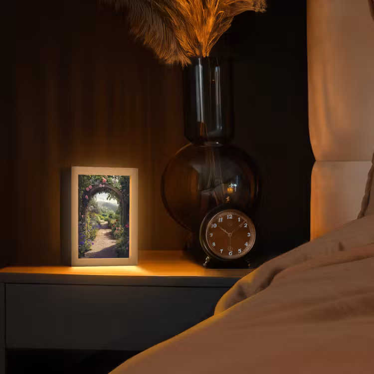 Doorkijk - Landschap - Bloemen - Rozenboog - Natuur Light Box met kabel (Tafellamp) klein -sfeer1