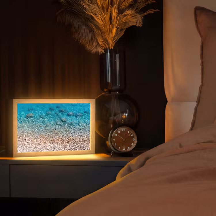 Water - Kiezels - Natuur - Levendig - Turkoois Light Box met kabel (Tafellamp) klein -sfeer1