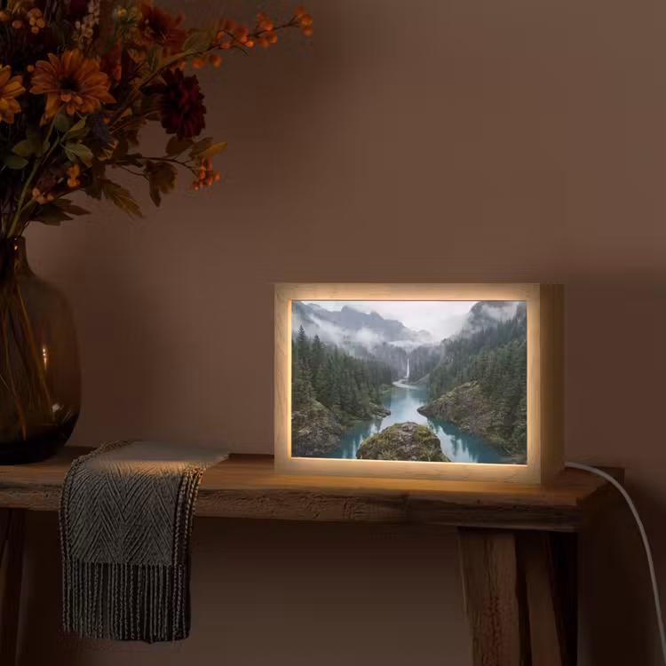Waterval - Bomen - Bergen Light Box met kabel (Tafellamp) klein -sfeer4