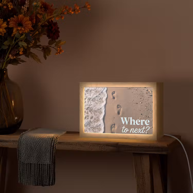 Where to next - Strand - Voetstappen Light Box met kabel (Tafellamp) klein -sfeer4