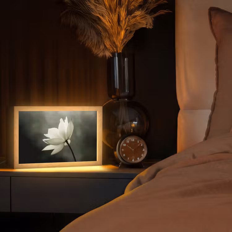 Wit - Lotus - Donker - Bloem Light Box met kabel (Tafellamp) klein -sfeer1