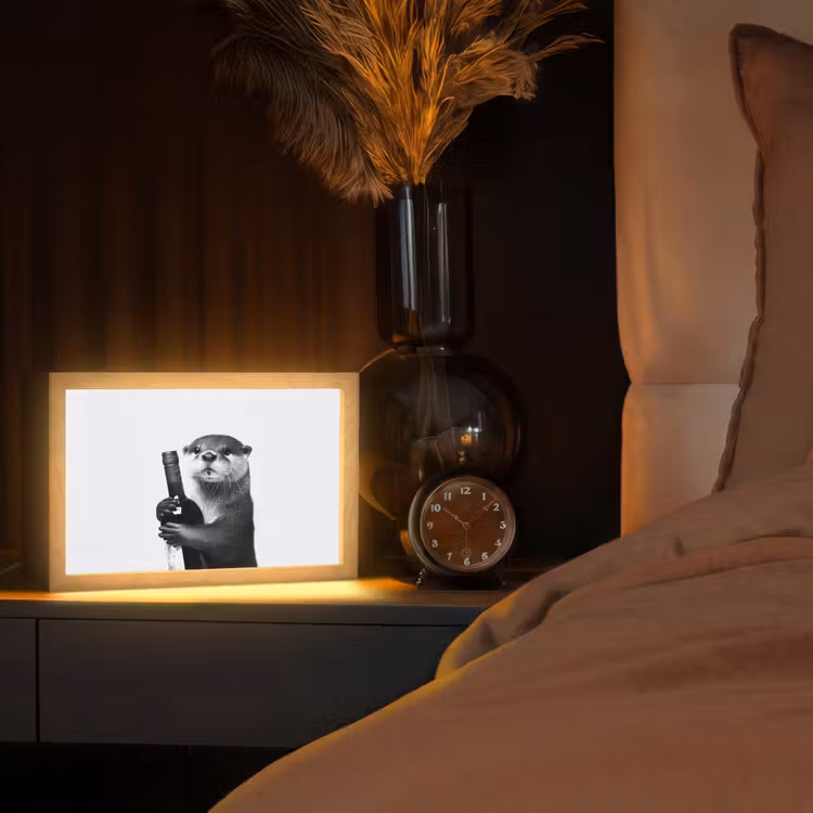 Wijnfles - Otter - Zwart Light Box met kabel (Tafellamp) klein -sfeer1