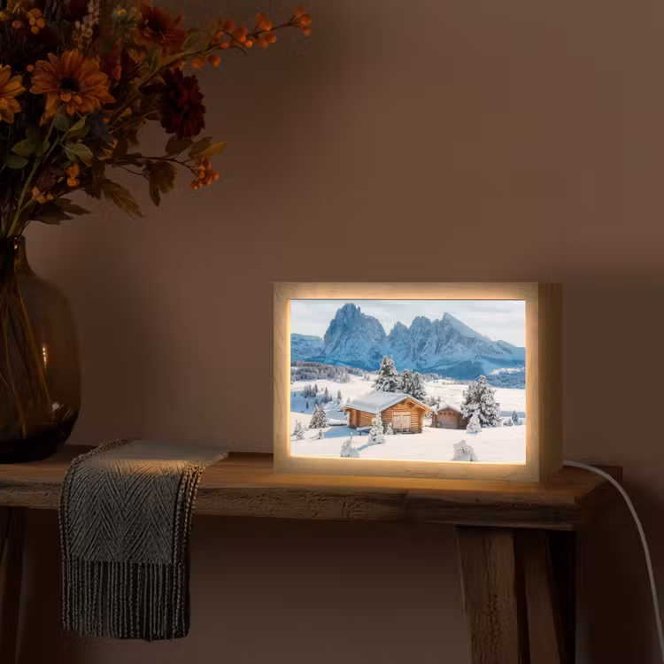 Winter - Huisje - Bergen - Uitzicht - Sneeuw Light Box met kabel (Tafellamp) klein -sfeer4