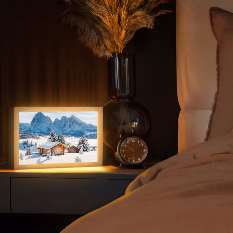 Winter - Huisje - Bergen - Uitzicht - Sneeuw Light Box met kabel (Tafellamp) klein -sfeer1