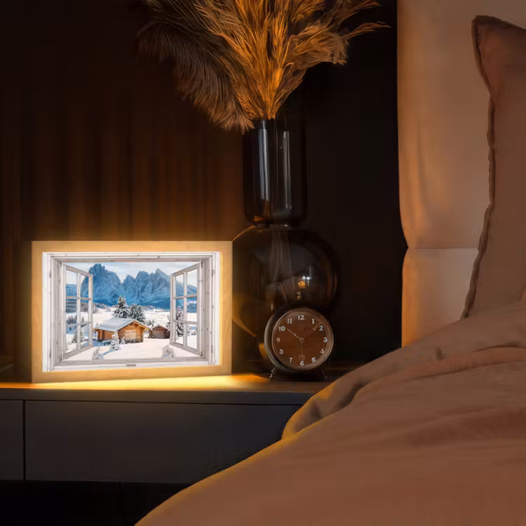 Winterlandschap - Huisje - Bergen - Uitzicht - Doorkijk - Natuur Light Box met kabel (Tafellamp) klein -sfeer1