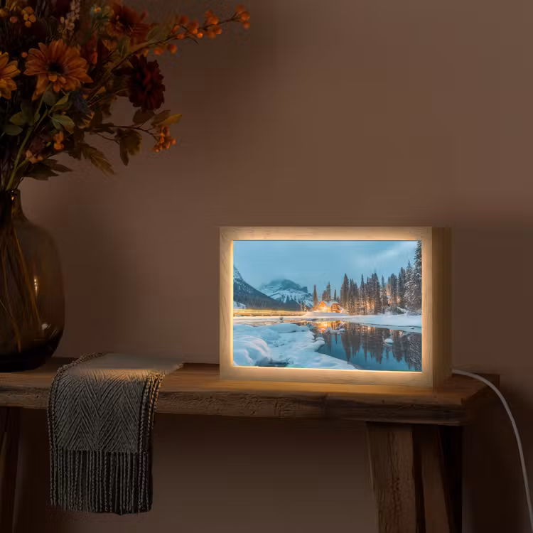 Winterlandschap - Natuur - Huis - Bergen - Sneeuw Light Box met kabel (Tafellamp) klein -sfeer4