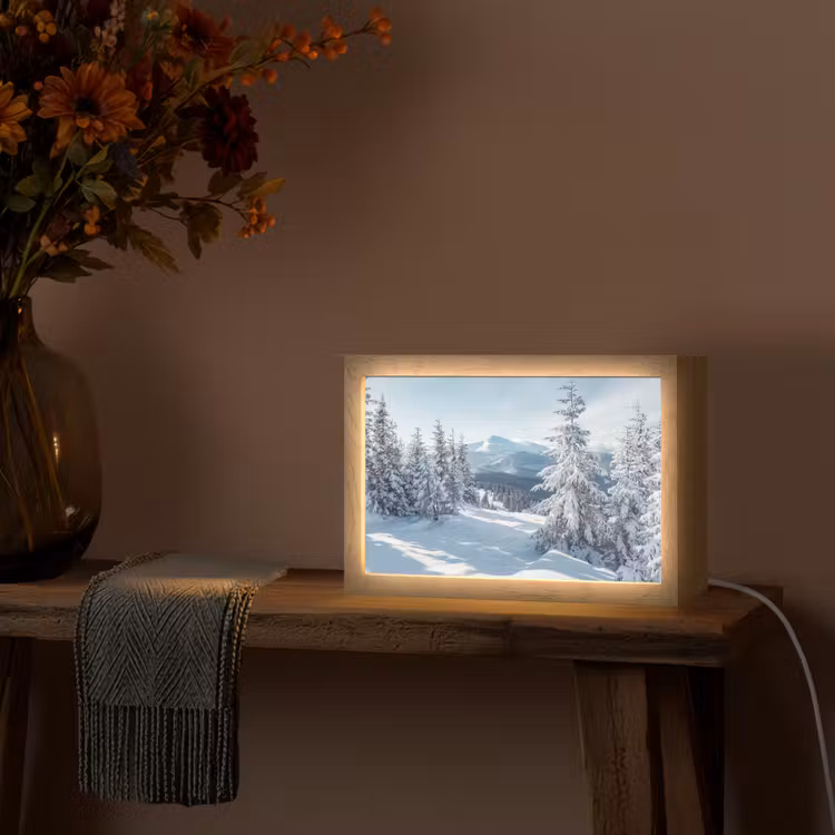 Winterlandschap - Natuur - Berg - Bomen - Sneeuw Light Box met kabel (Tafellamp) klein -sfeer4