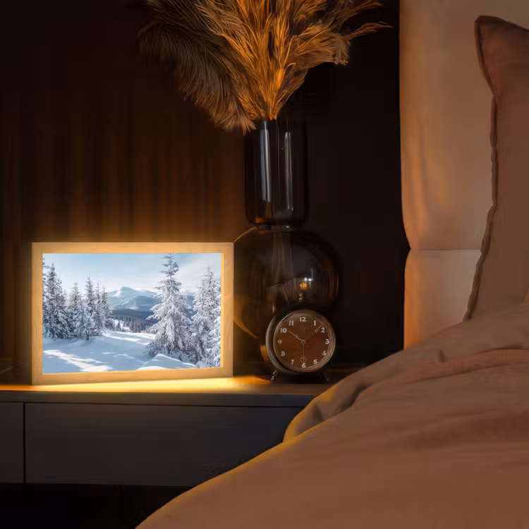 Winterlandschap - Natuur - Berg - Bomen - Sneeuw Light Box met kabel (Tafellamp) klein -sfeer1