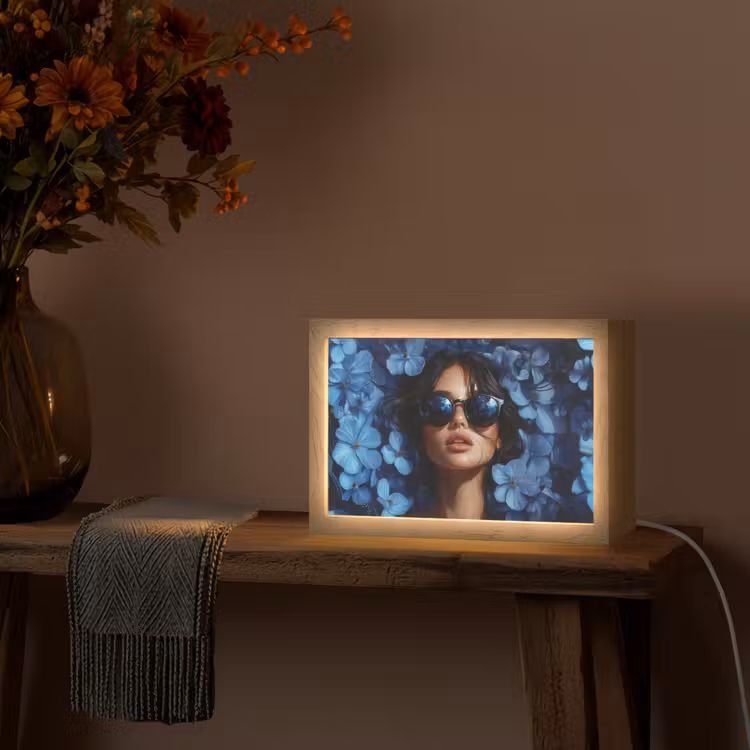 Vrouw - Blauw - Bloemen - Vlinders - Natuur Light Box met kabel (Tafellamp) klein -sfeer4