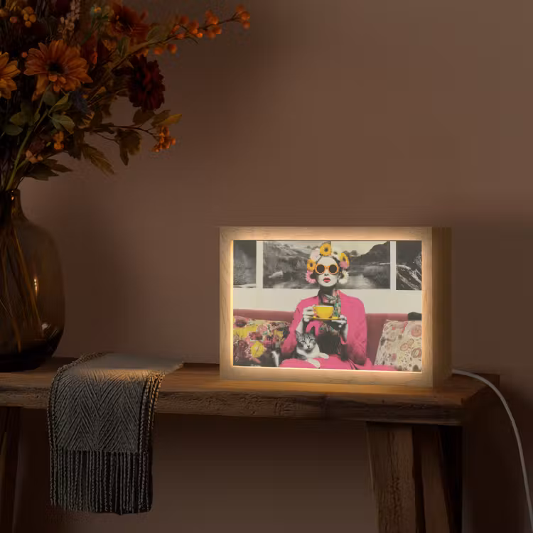 Vrouw - Kat - Bloemen - Kopje - Retro Light Box met kabel (Tafellamp) klein -sfeer4