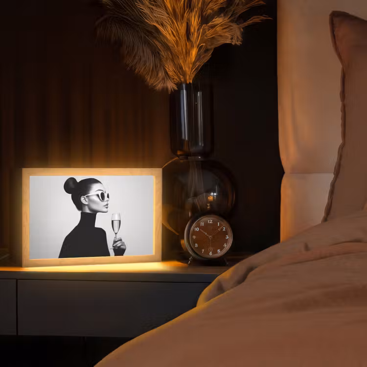 Vrouw - Champagne - Modern Light Box met kabel (Tafellamp) klein -sfeer1