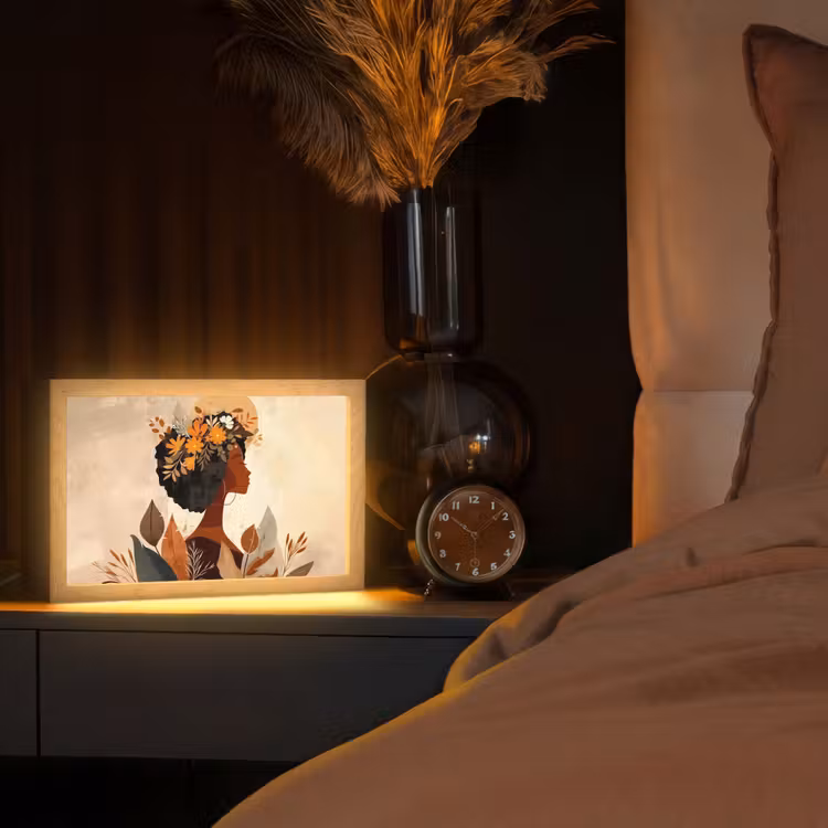 Vrouw - Krullen - Bloemen - Beige Light Box met kabel (Tafellamp) klein -sfeer1