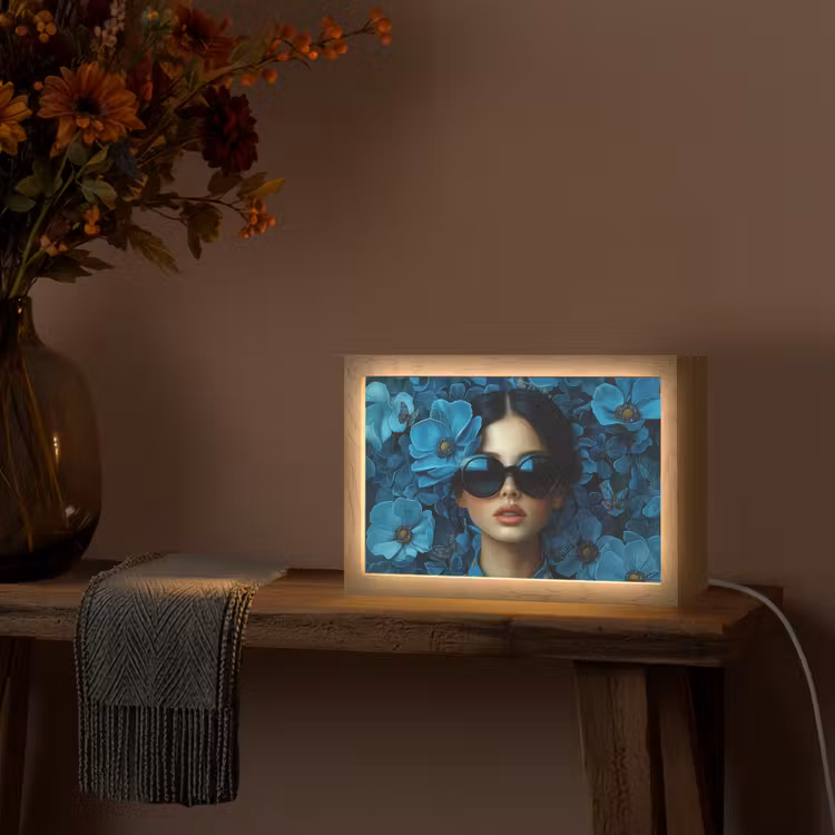 Vrouw - Bloemen - Blauw - Aesthetic - Luxe Light Box met kabel (Tafellamp) klein -sfeer4