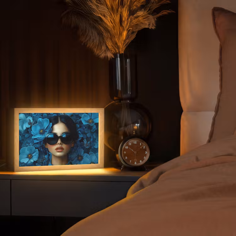 Vrouw - Bloemen - Blauw - Aesthetic - Luxe Light Box met kabel (Tafellamp) klein -sfeer1
