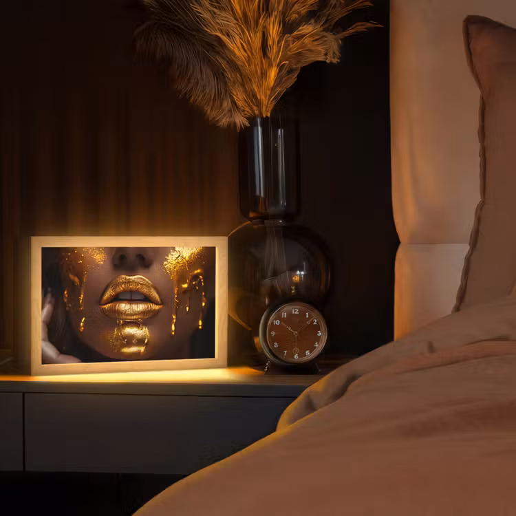 Vrouw - Goud - Gezicht - Verf - Lippen Light Box met kabel (Tafellamp) klein -sfeer1