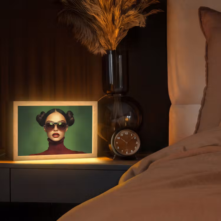 Vrouw - Groen - Bril - Aesthetic - Modern Light Box met kabel (Tafellamp) klein -sfeer1