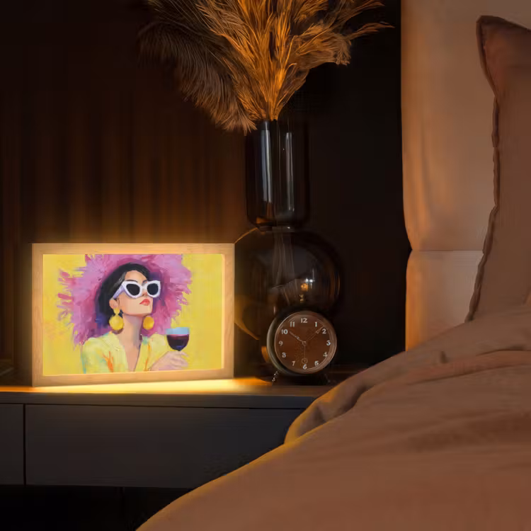Vrouw - Hoed - Paars - Wijn Light Box met kabel (Tafellamp) klein -sfeer1
