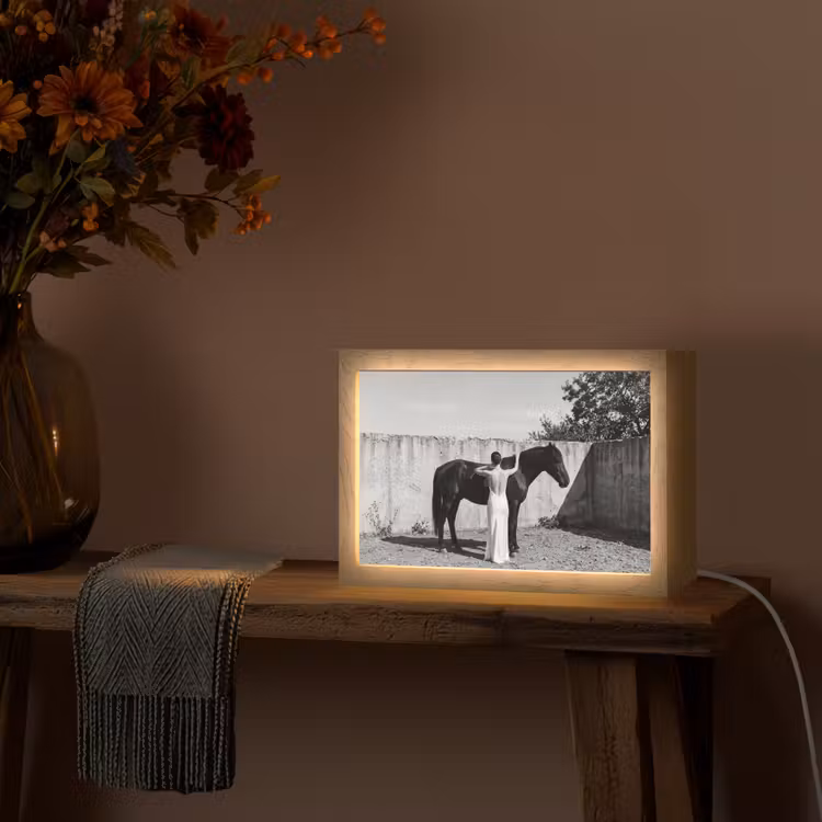 Vrouw - Paard - Artistiek Light Box met kabel (Tafellamp) klein -sfeer4