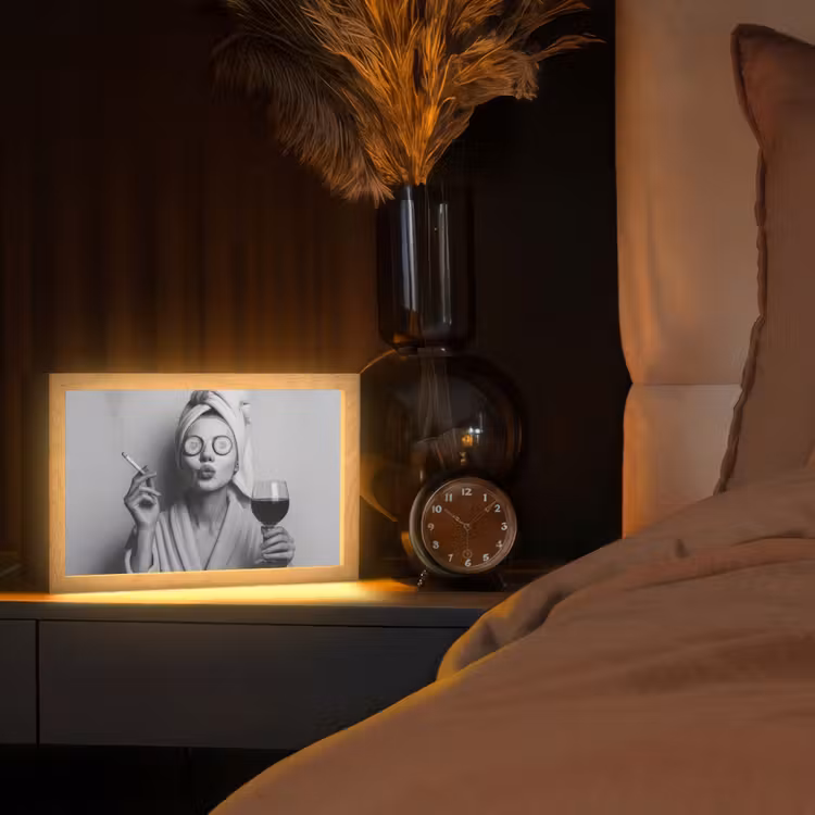 Vrouw - Masker - Wijn - Sigaret Light Box met kabel (Tafellamp) klein -sfeer1