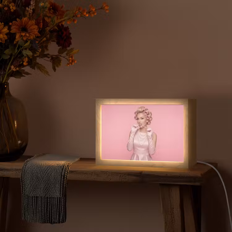 Vrouw - Roze - Parelketting - Krulspelden Light Box met kabel (Tafellamp) klein -sfeer4