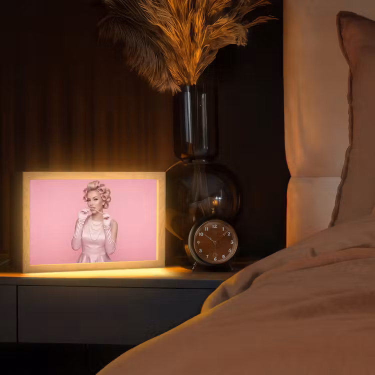 Vrouw - Roze - Parelketting - Krulspelden Light Box met kabel (Tafellamp) klein -sfeer1